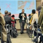 Oscar Auza dando una conferencia sobre inteligencia artificial y marketing digital