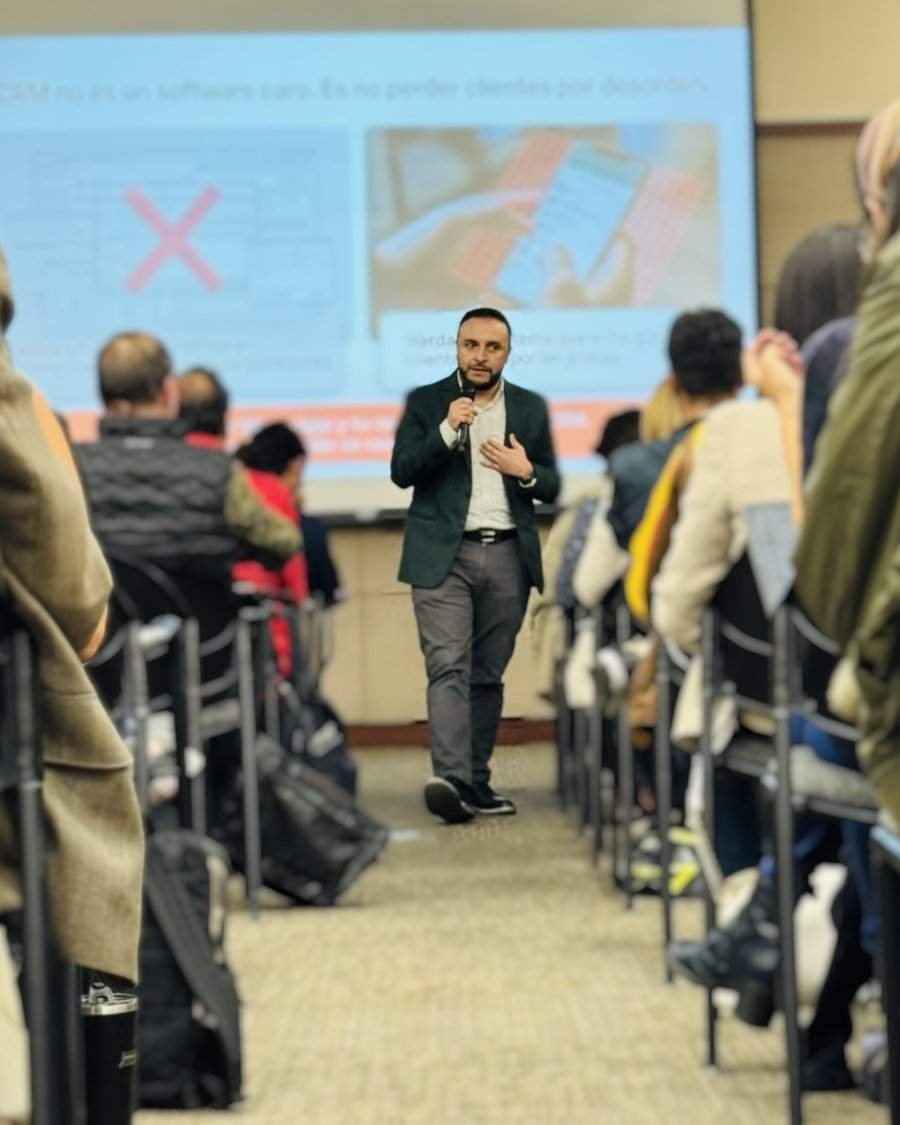 Oscar Auza dando una conferencia sobre inteligencia artificial y marketing digital